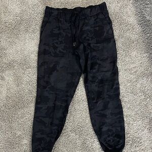 Lululemon Athletica Black Camo Jogger Pants- Women’s sz 8